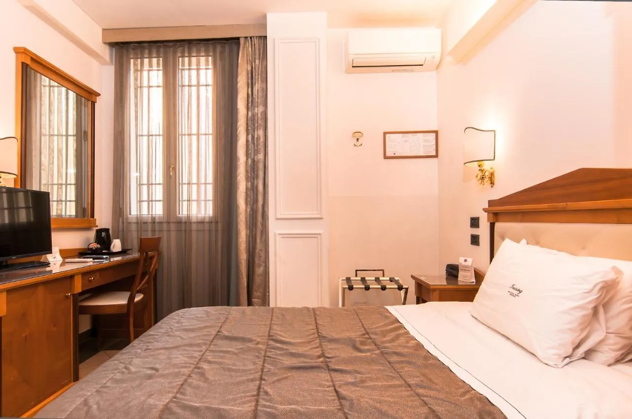 Hotel Touring Bologne 4*,